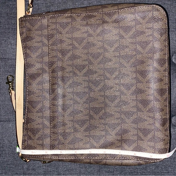 Michael Kors Jet Set Travel Messenger Bag - Picture 15 of 16